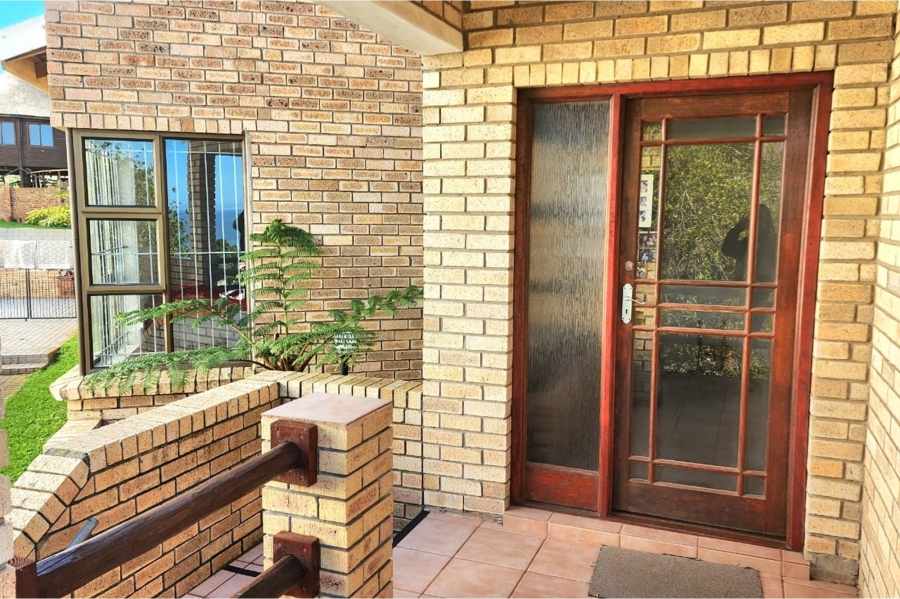 6 Bedroom Property for Sale in Wavecrest Eastern Cape